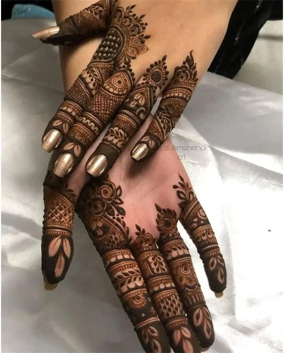 Flowing Ring With Stroke Along Back Hand Mehndi Design